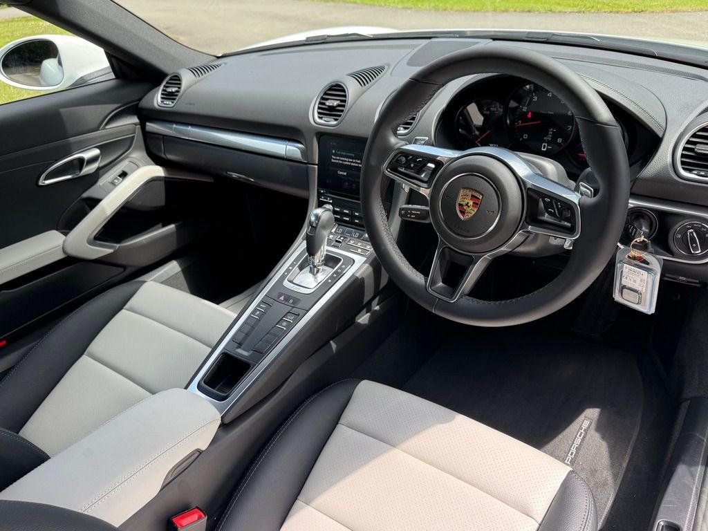 Used Porsche Cayman 2023 for sale - 76899358: Photo 2