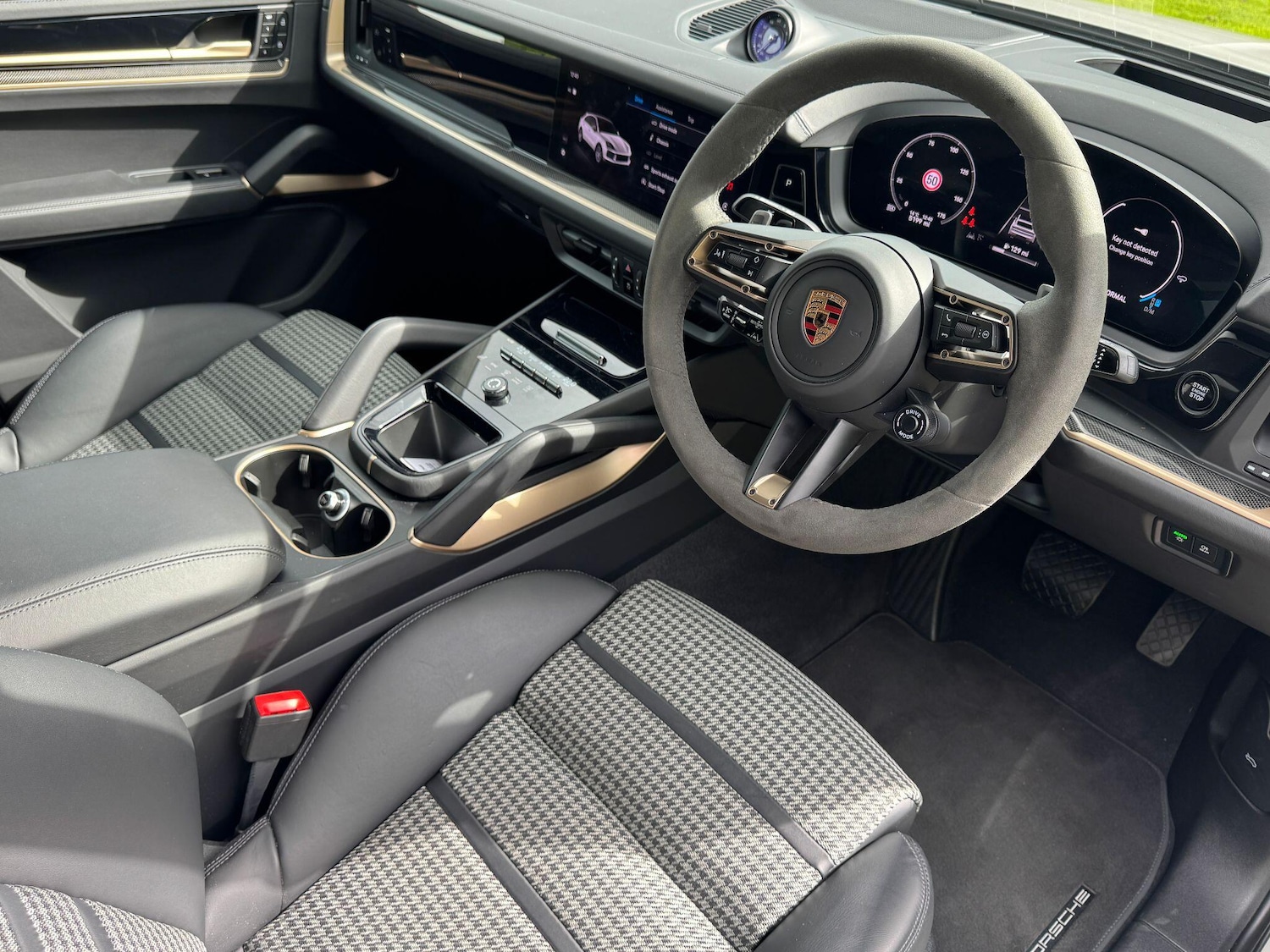 Used Porsche Cayenne 2023 for sale - 76899330: Photo 2