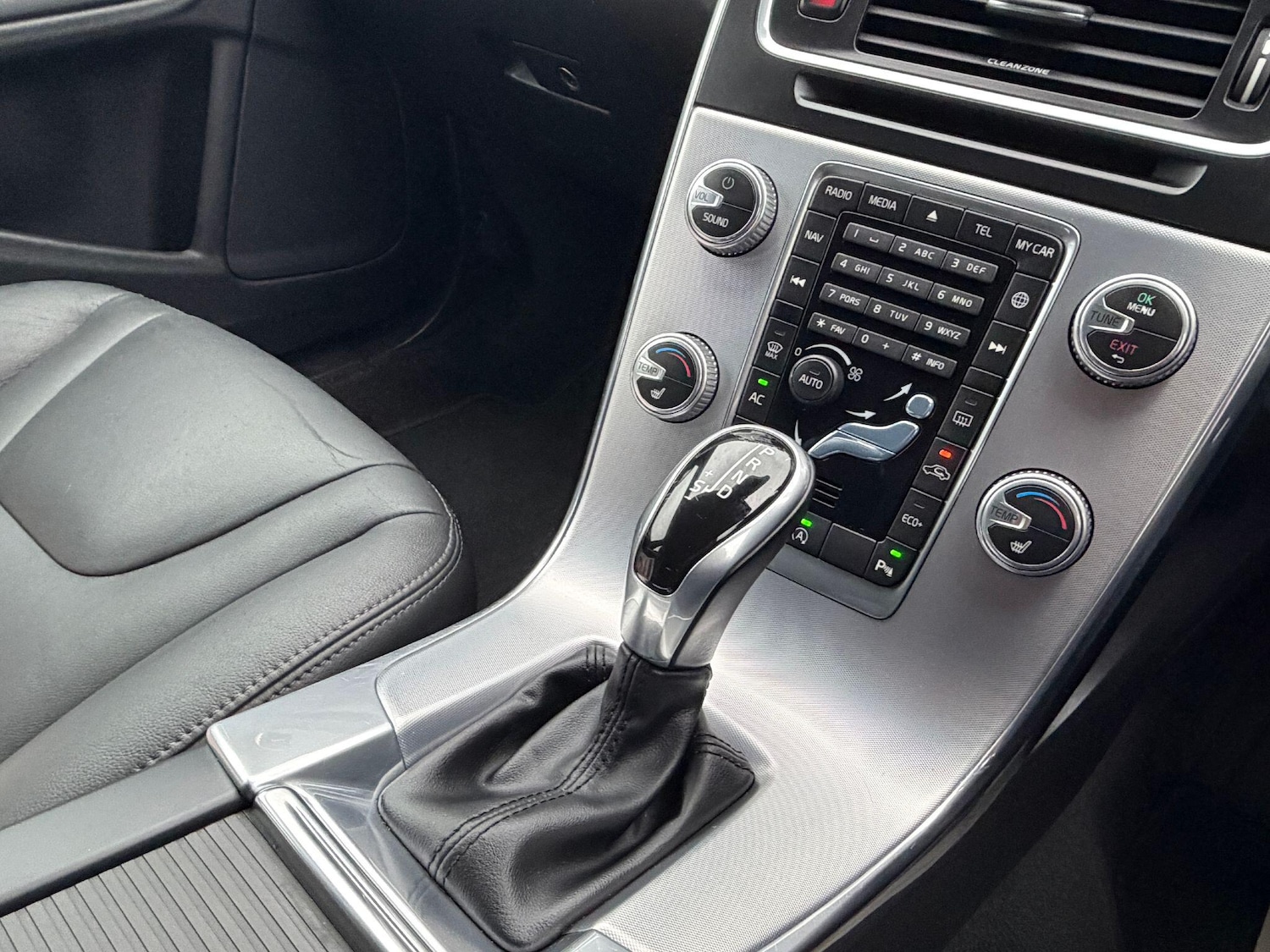 Used Volvo V60 2016 for sale - 77306107: Photo 25