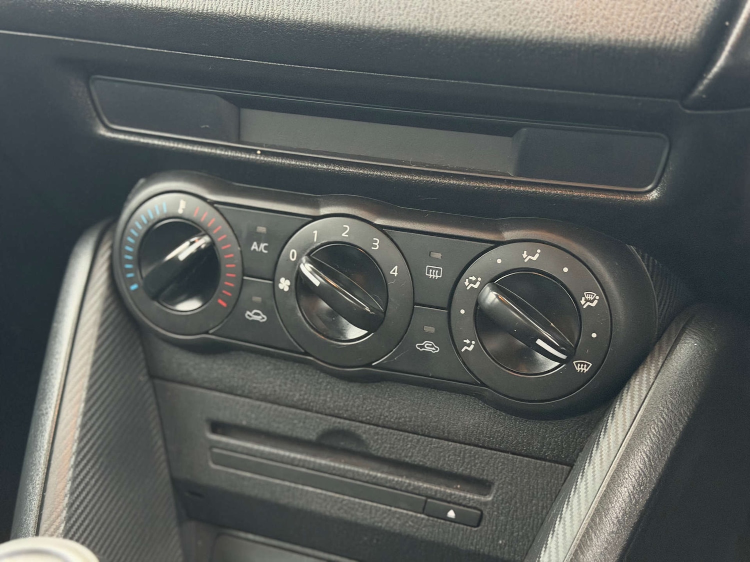 Used Mazda Mazda2 2015 for sale - 77128524: Photo 28