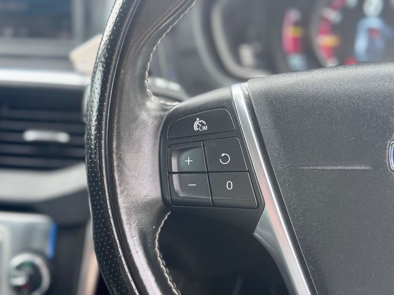 Used Volvo V40 2015 for sale - 77128475: Photo 32