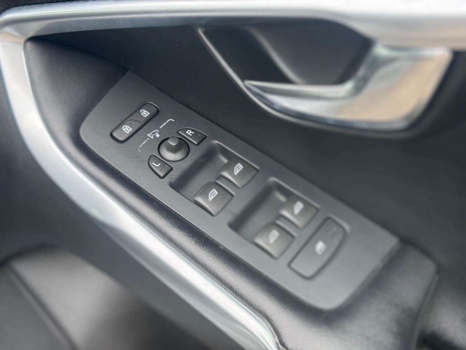 Used Volvo V40 2015 for sale - 77128475: Photo 46