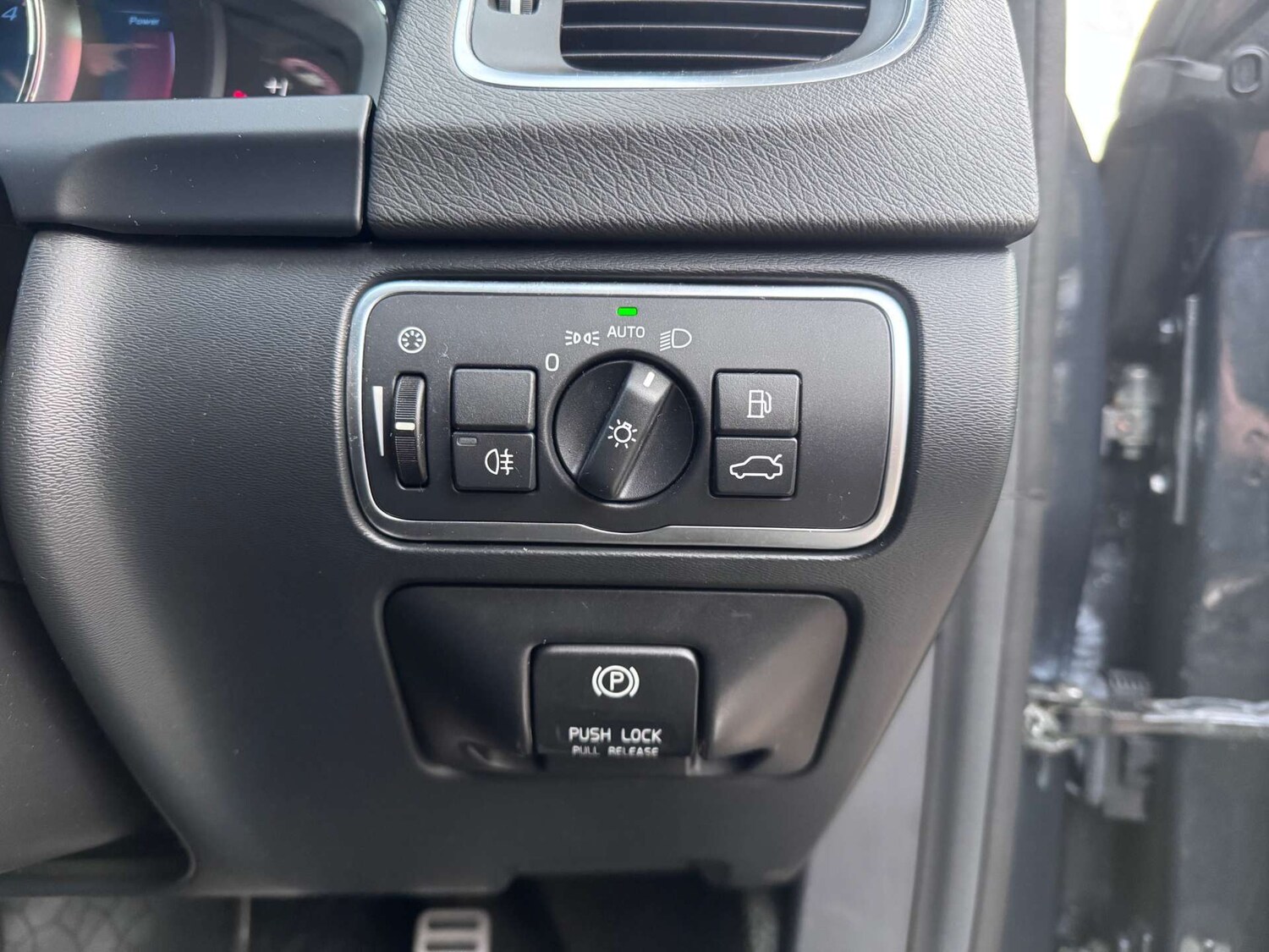 Used Volvo V60 2015 for sale - 77562667: Photo 31