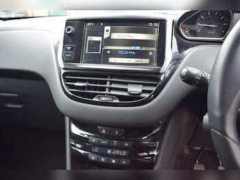 Used Peugeot 208 2013 for sale - 79373398: Photo