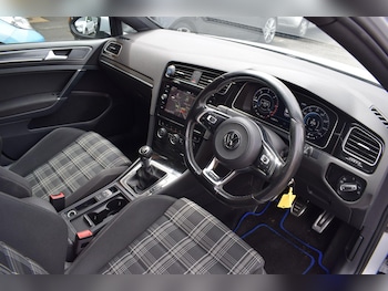 Used Volkswagen Golf 2017 for sale - 78934107: Photo