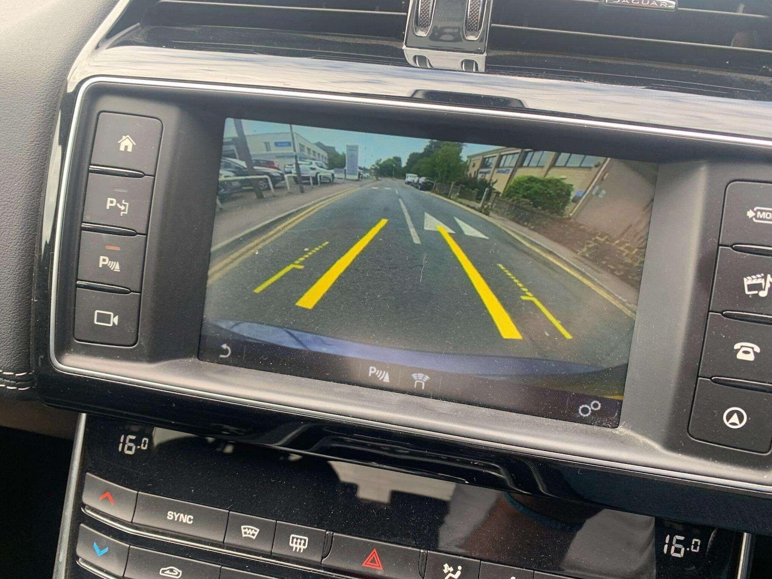 Used Jaguar XE 2017 for sale - 77345028: Photo 3