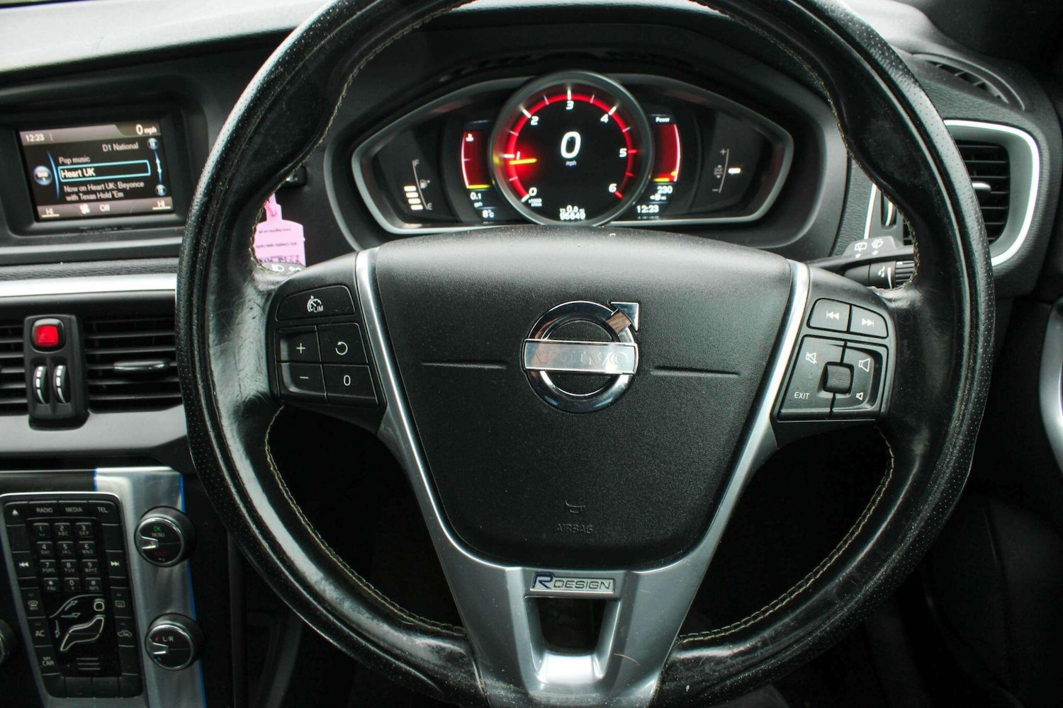 Used Volvo V40 2015 for sale - 76975728: Photo 4