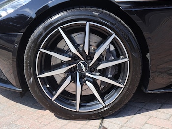 Used Aston Martin DB11 2017 for sale - 79223224: Photo