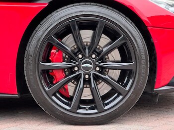 Used Aston Martin DB11 2018 for sale - 76076713: Photo 4