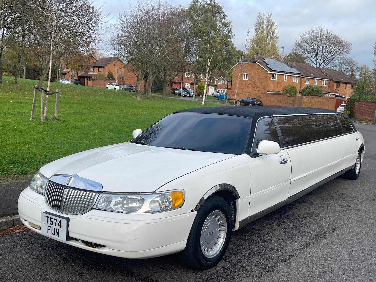Used Lincoln Town Car 2004 for sale - 76455034: Photo 2