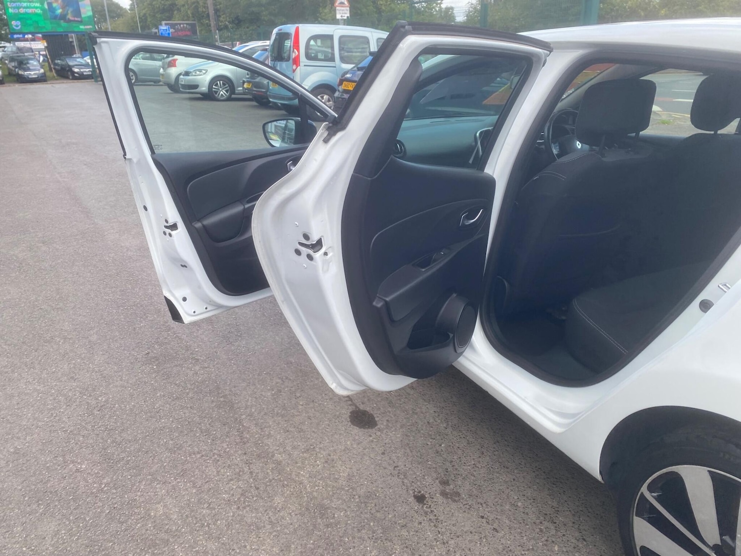 Used Renault Clio for sale - 76551139: Photo 32