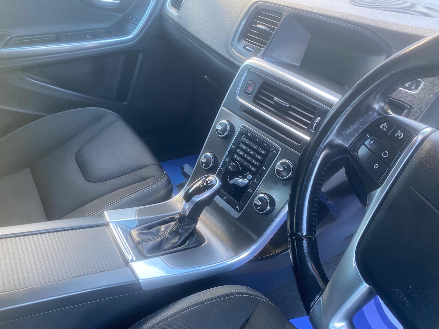 Used Volvo V60 2013 for sale - 77015840: Photo 76