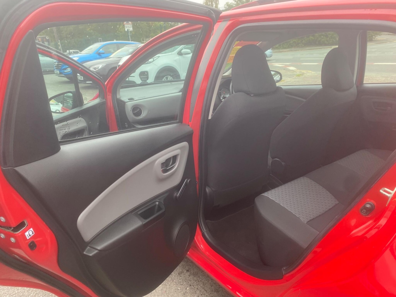 Used Toyota Yaris 2015 for sale - 76550633: Photo 28