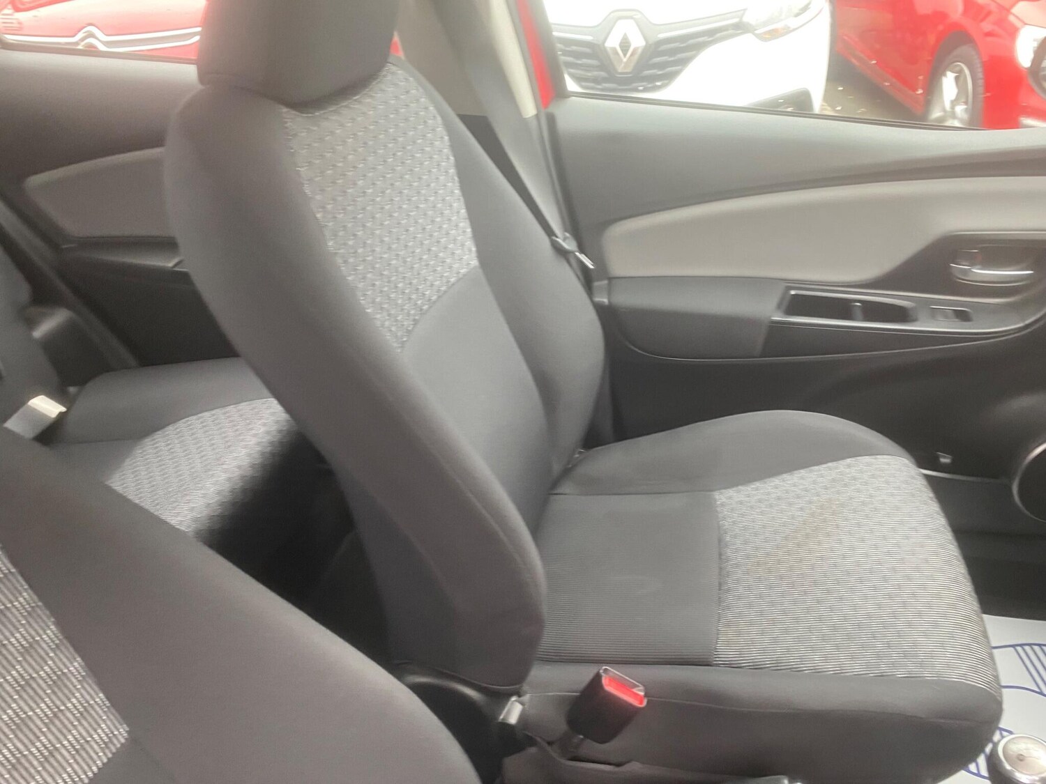 Used Toyota Yaris 2015 for sale - 76550633: Photo 54