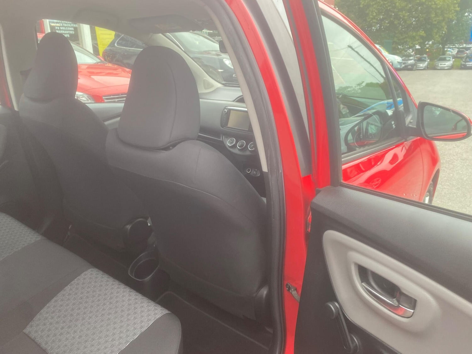 Used Toyota Yaris 2015 for sale - 76550633: Photo 59