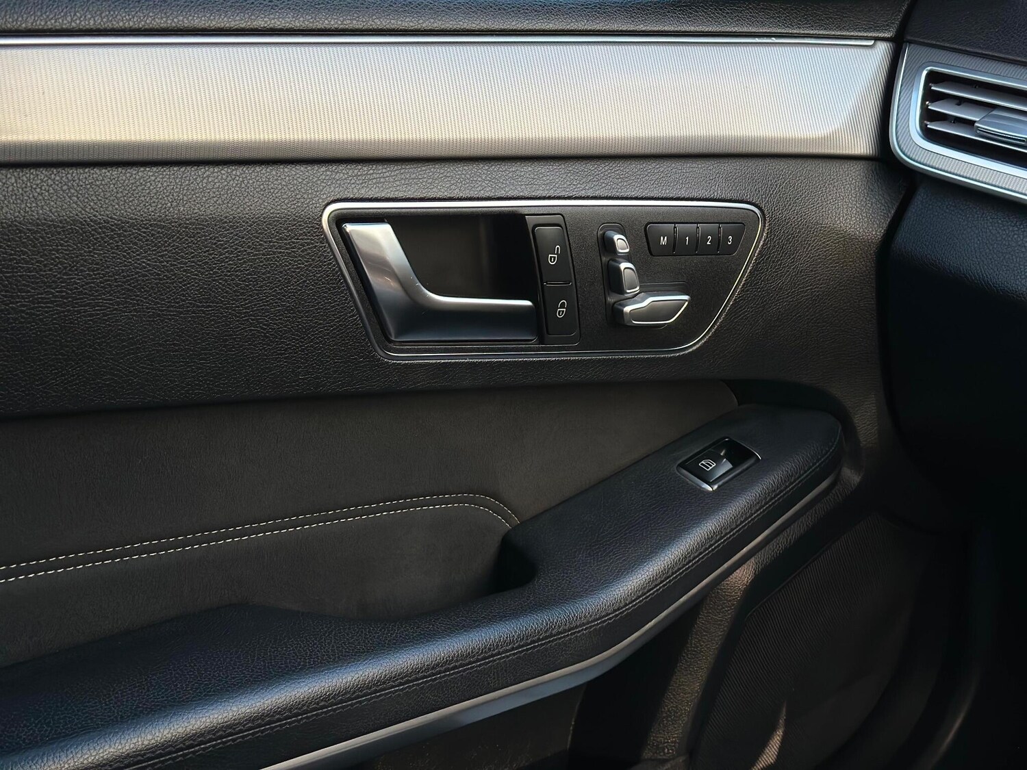 Used Mercedes-Benz E Class 2015 for sale - 76859339: Photo 40