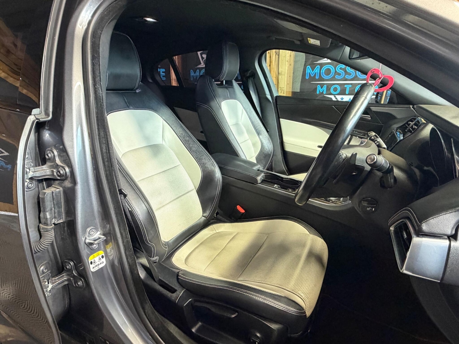 Used Jaguar XE 2016 for sale - 77320490: Photo 10