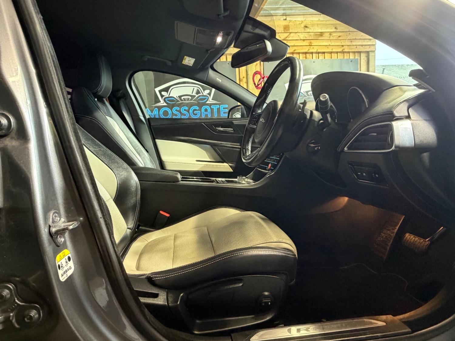 Used Jaguar XE 2016 for sale - 77320490: Photo 11