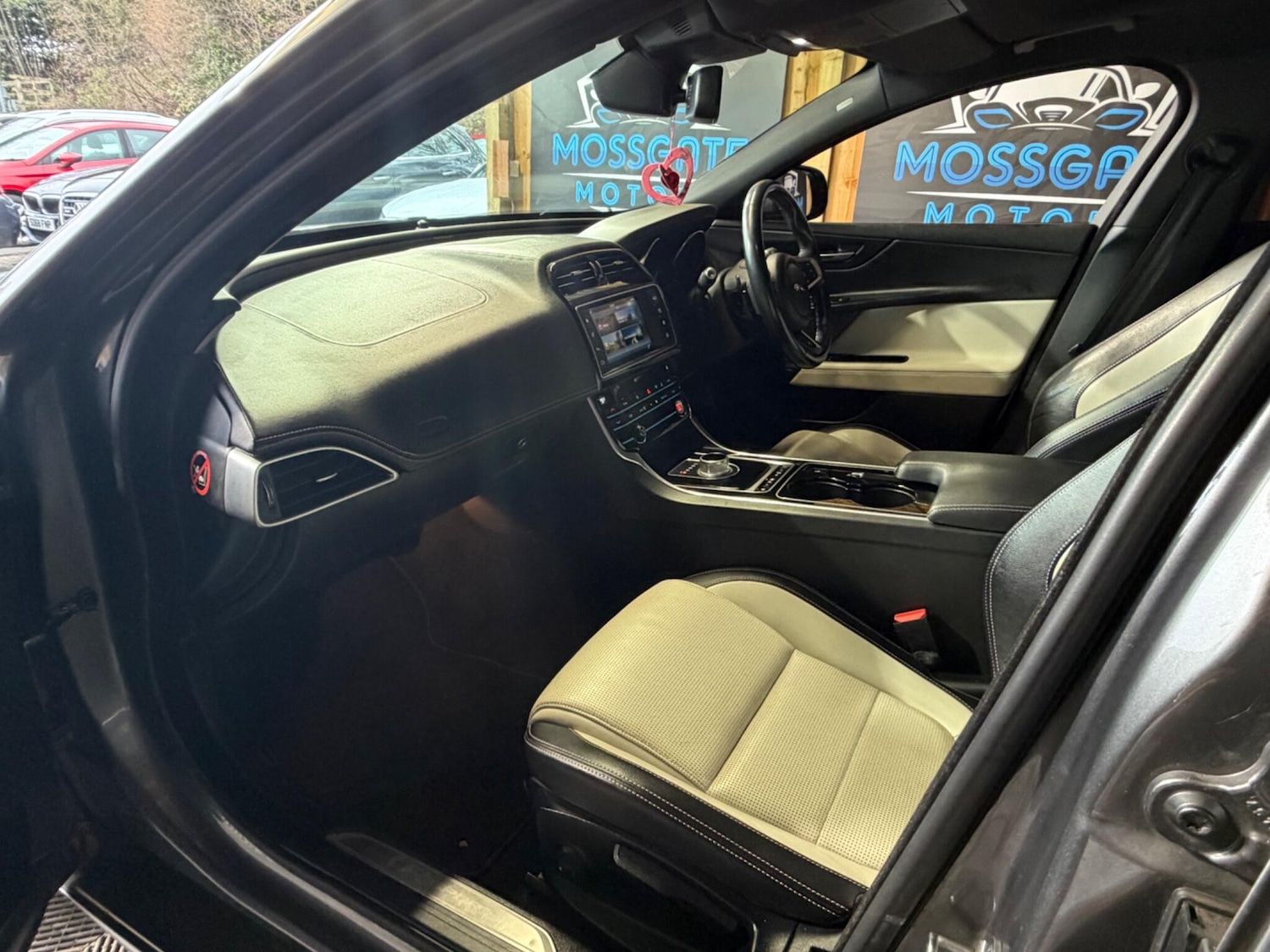 Used Jaguar XE 2016 for sale - 77320490: Photo 12