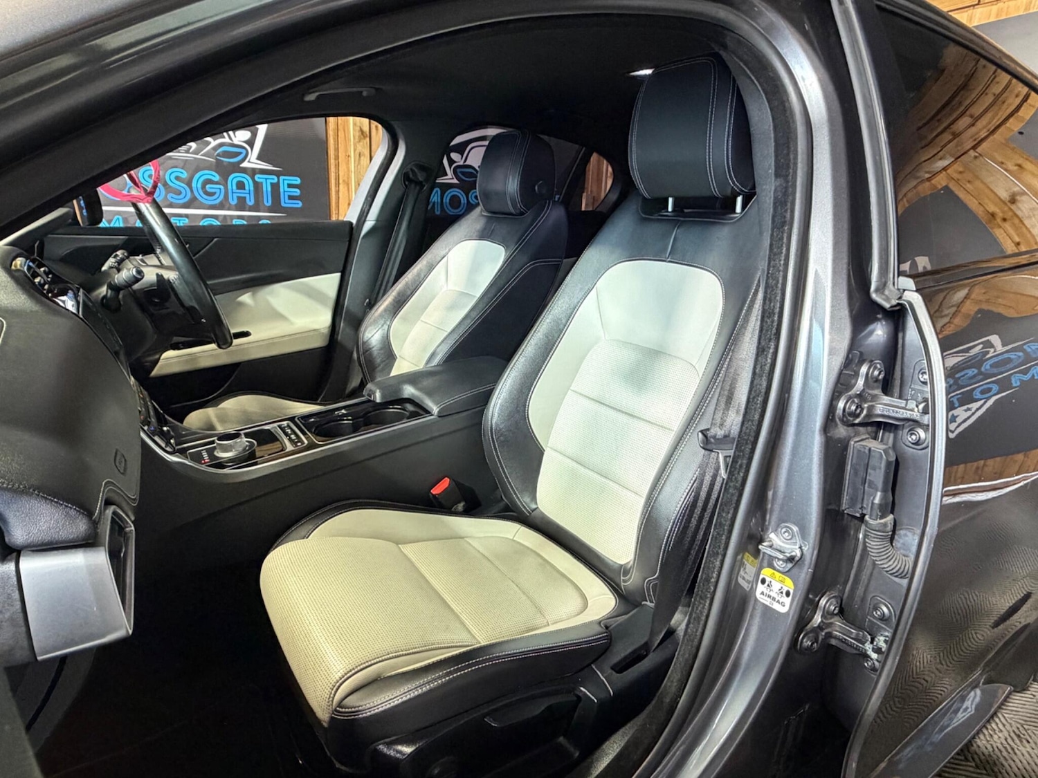 Used Jaguar XE 2016 for sale - 77320490: Photo 14