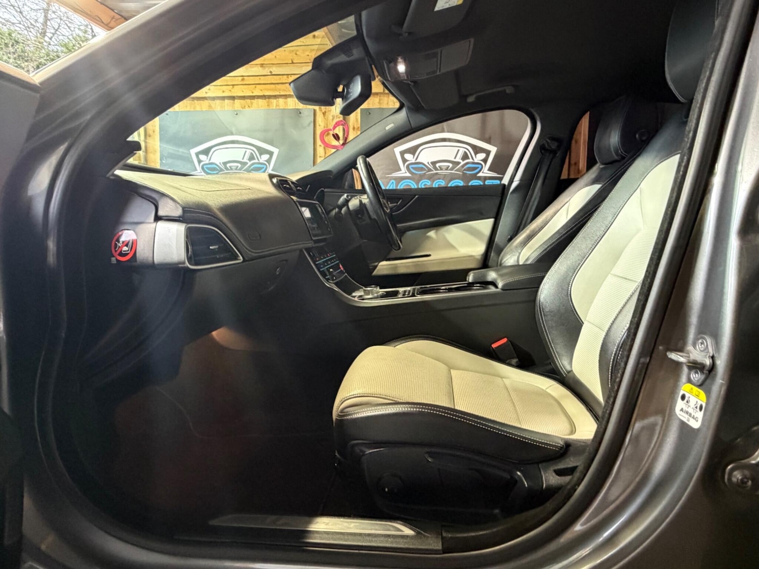 Used Jaguar XE 2016 for sale - 77320490: Photo 19