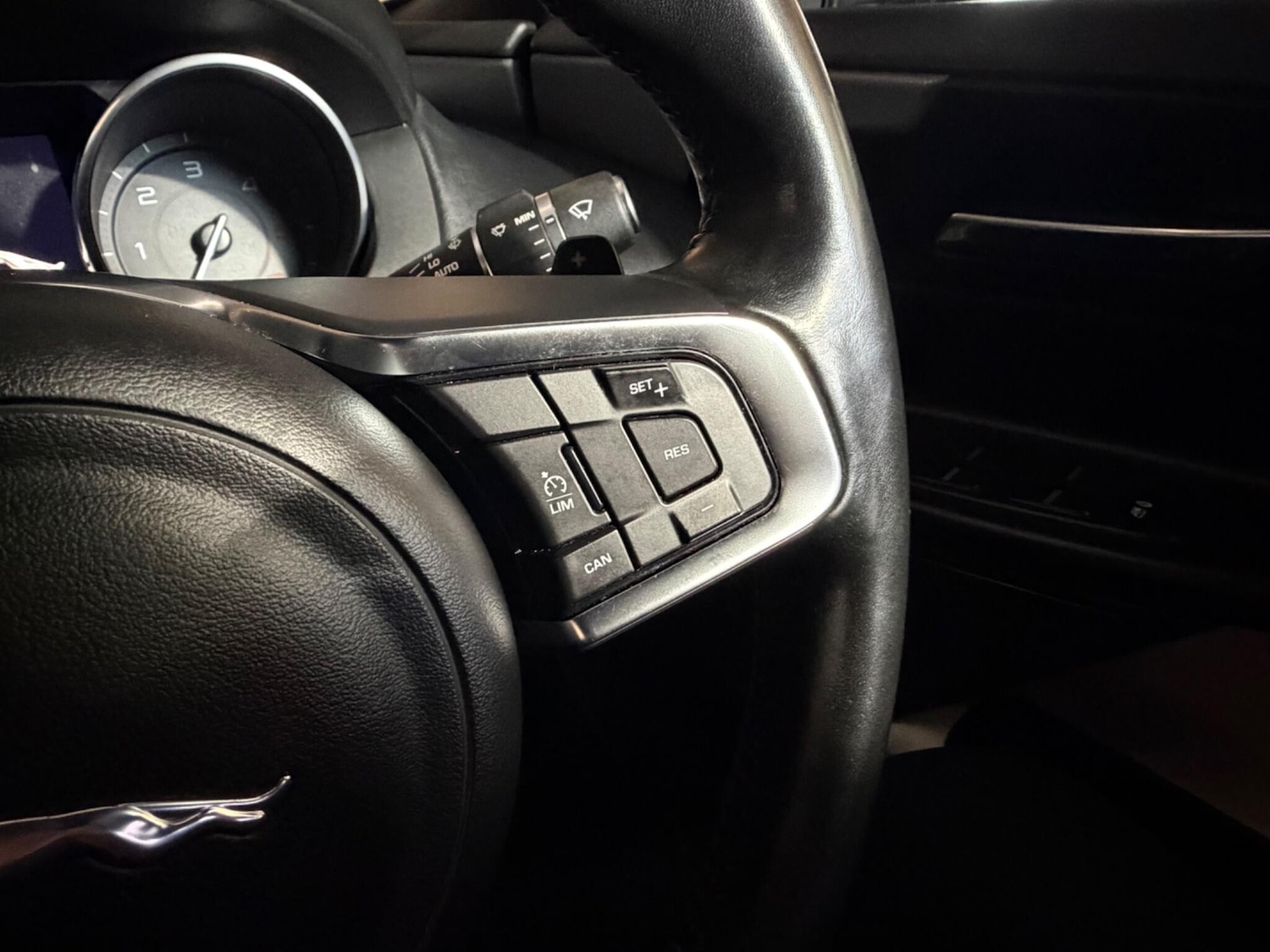 Used Jaguar XE 2016 for sale - 77320490: Photo 26