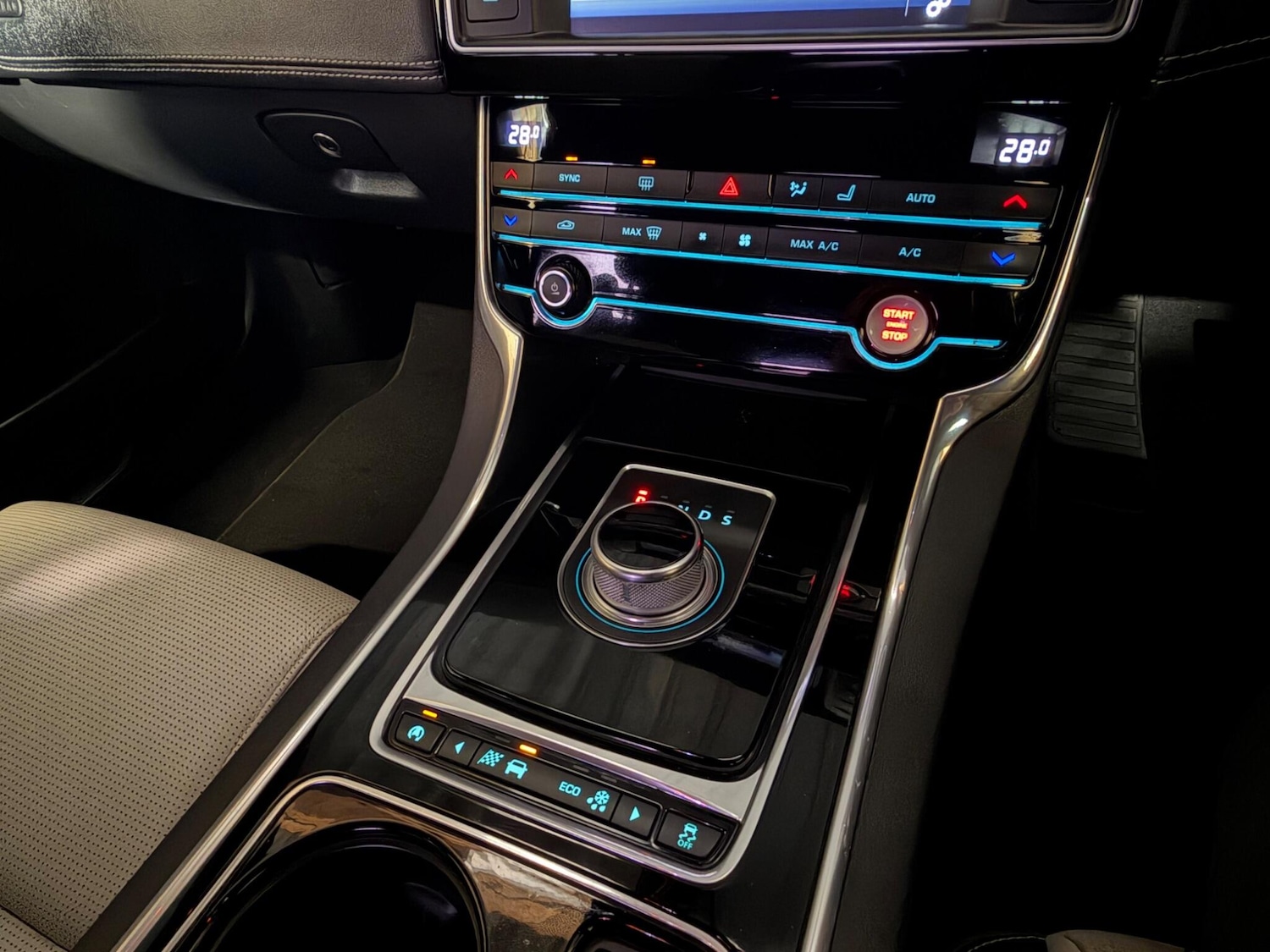 Used Jaguar XE 2016 for sale - 77320490: Photo 33