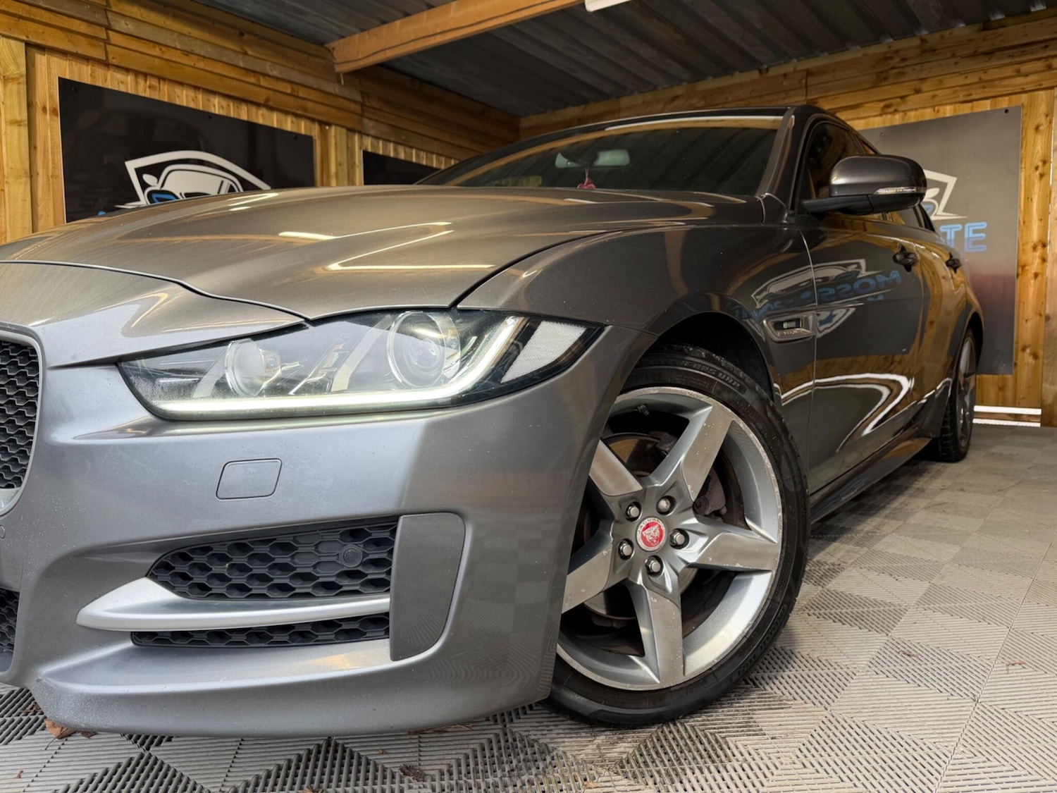 Used Jaguar XE 2016 for sale - 77320490: Photo 4