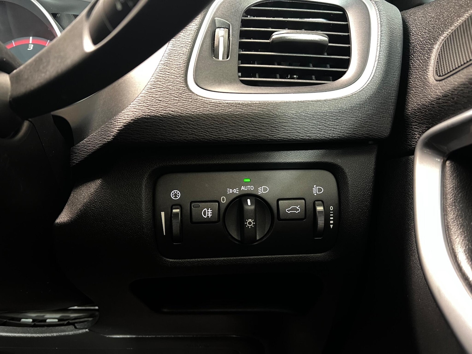 Used Volvo V40 2015 for sale - 76765350: Photo 19