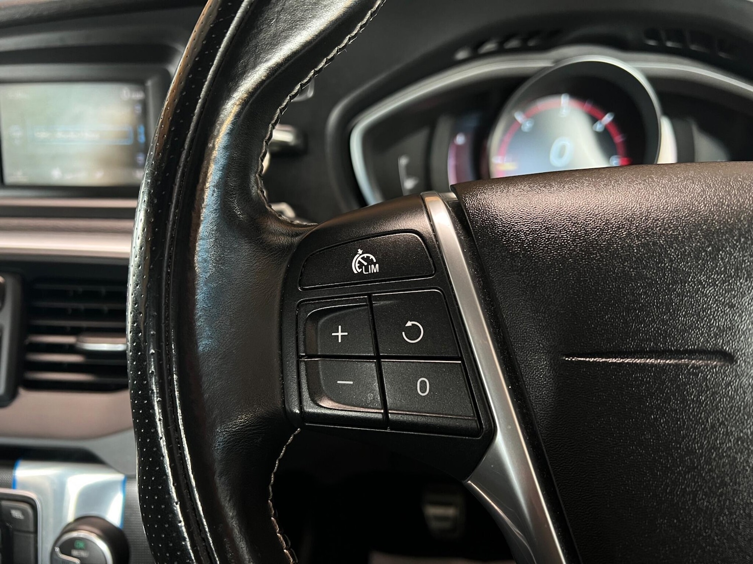 Used Volvo V40 2015 for sale - 76765350: Photo 21