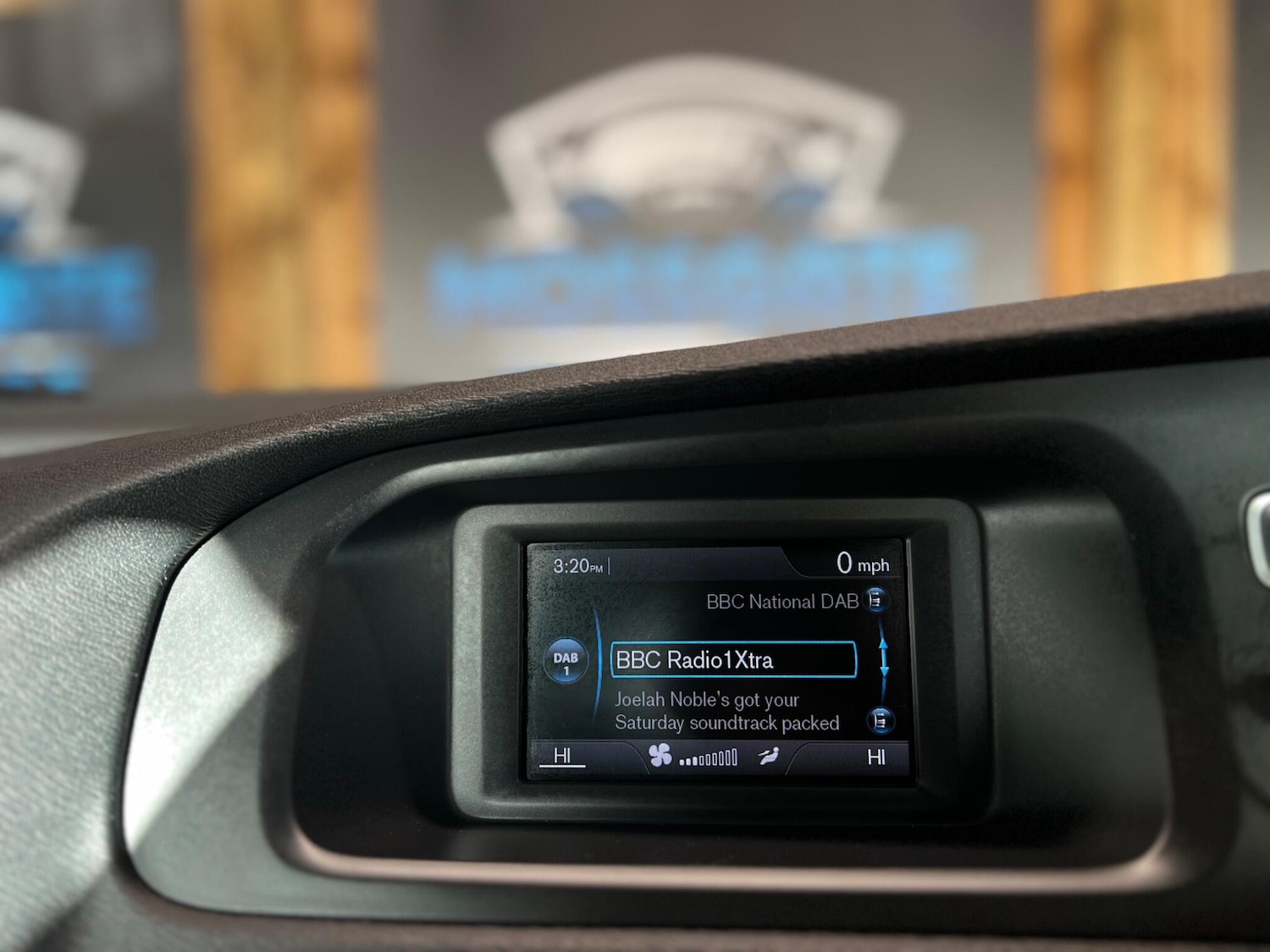 Used Volvo V40 2015 for sale - 76765350: Photo 23