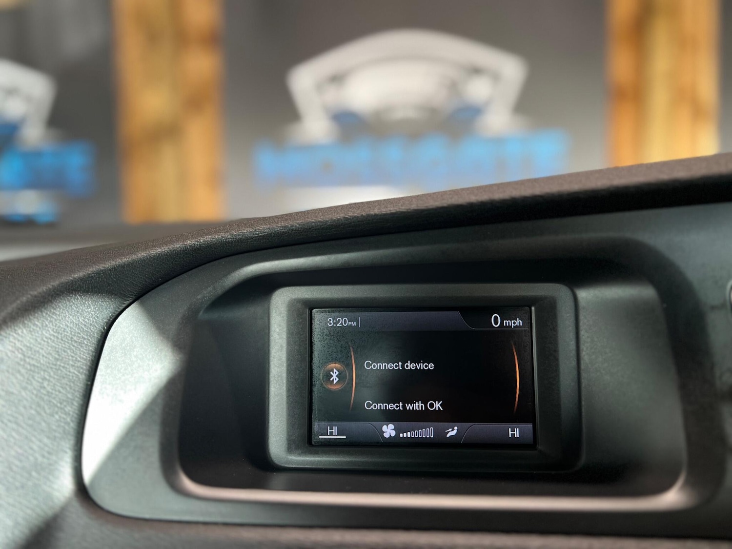 Used Volvo V40 2015 for sale - 76765350: Photo 24