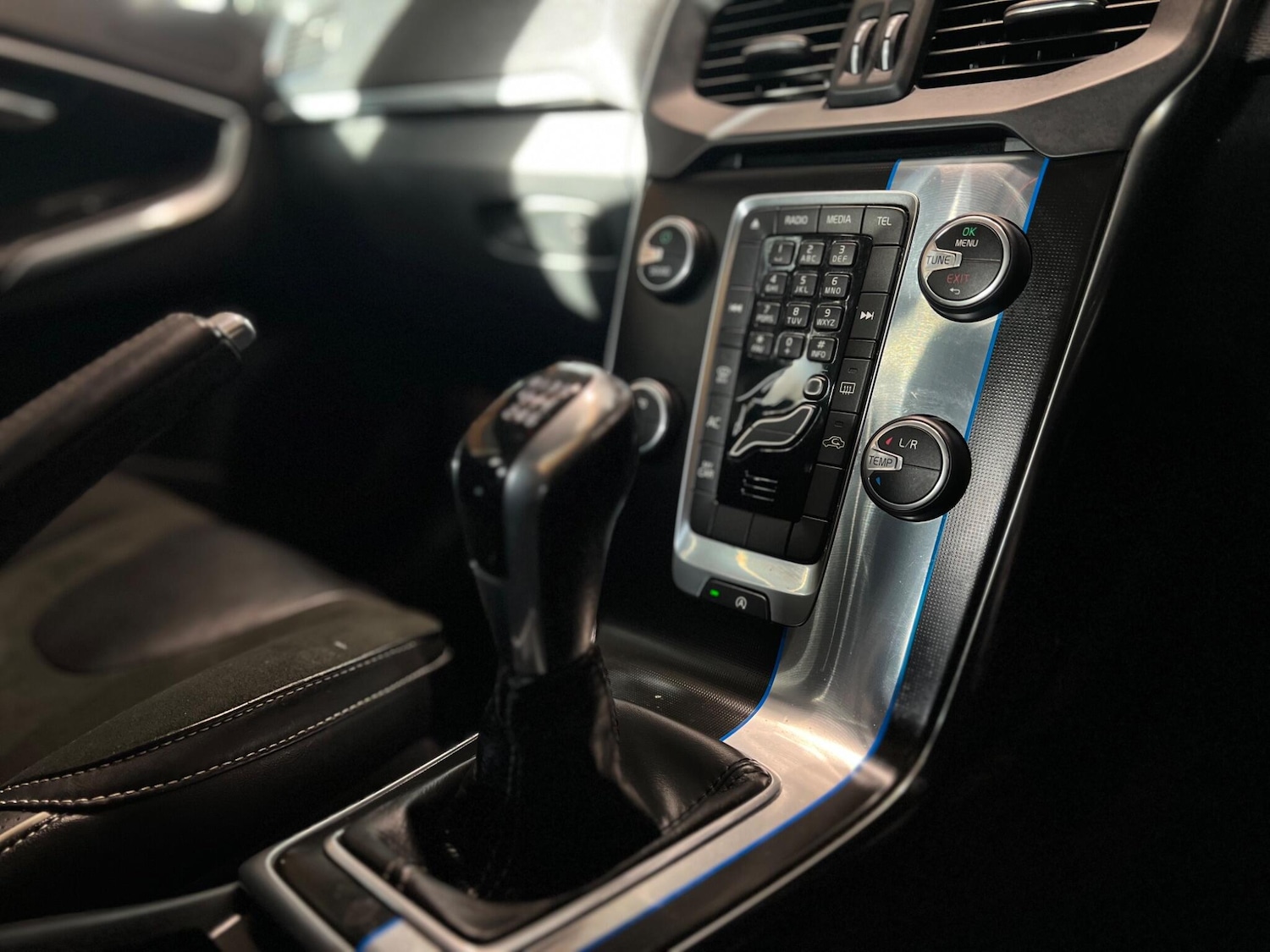 Used Volvo V40 2015 for sale - 76765350: Photo 25