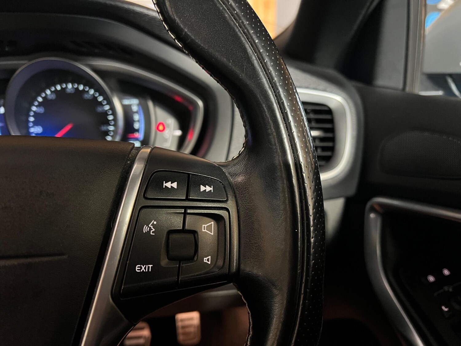 Used Volvo V40 2015 for sale - 77939778: Photo 19