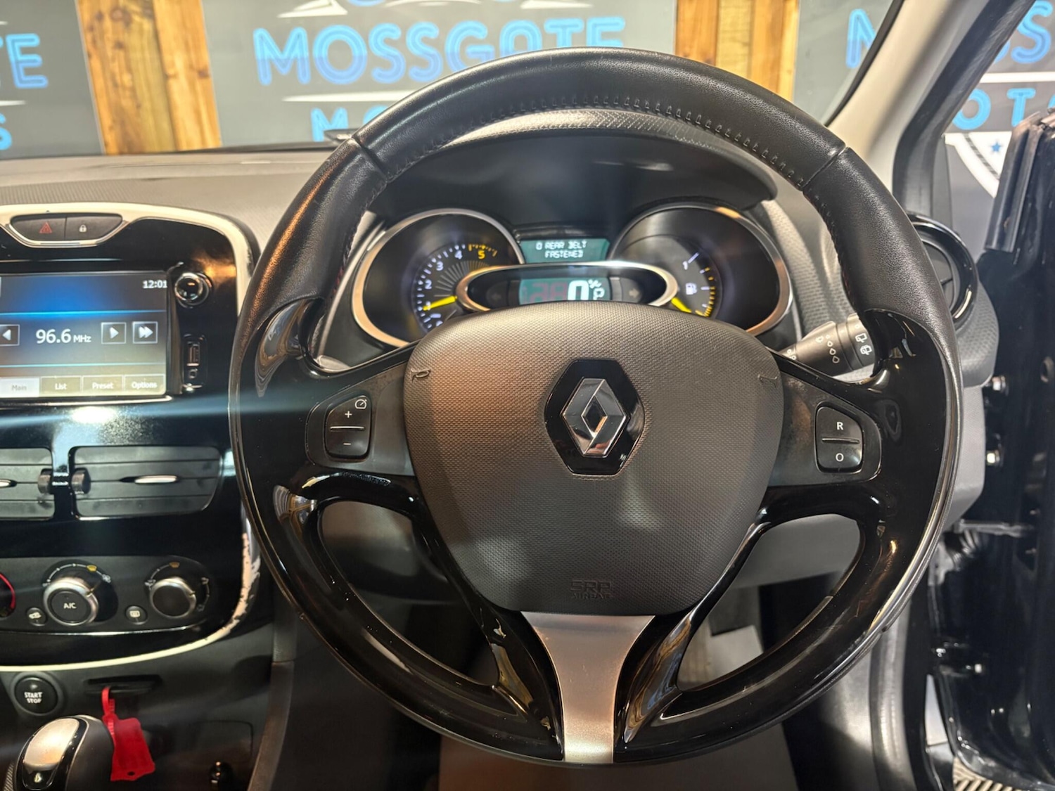 Used Renault Clio 2015 for sale - 76370871: Photo 21