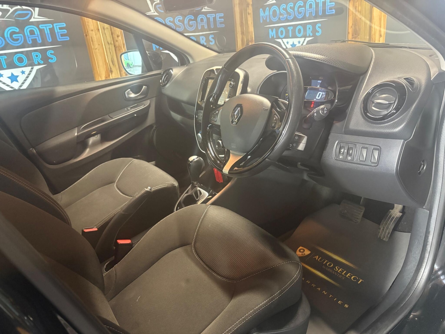 Used Renault Clio 2015 for sale - 76370871: Photo 8
