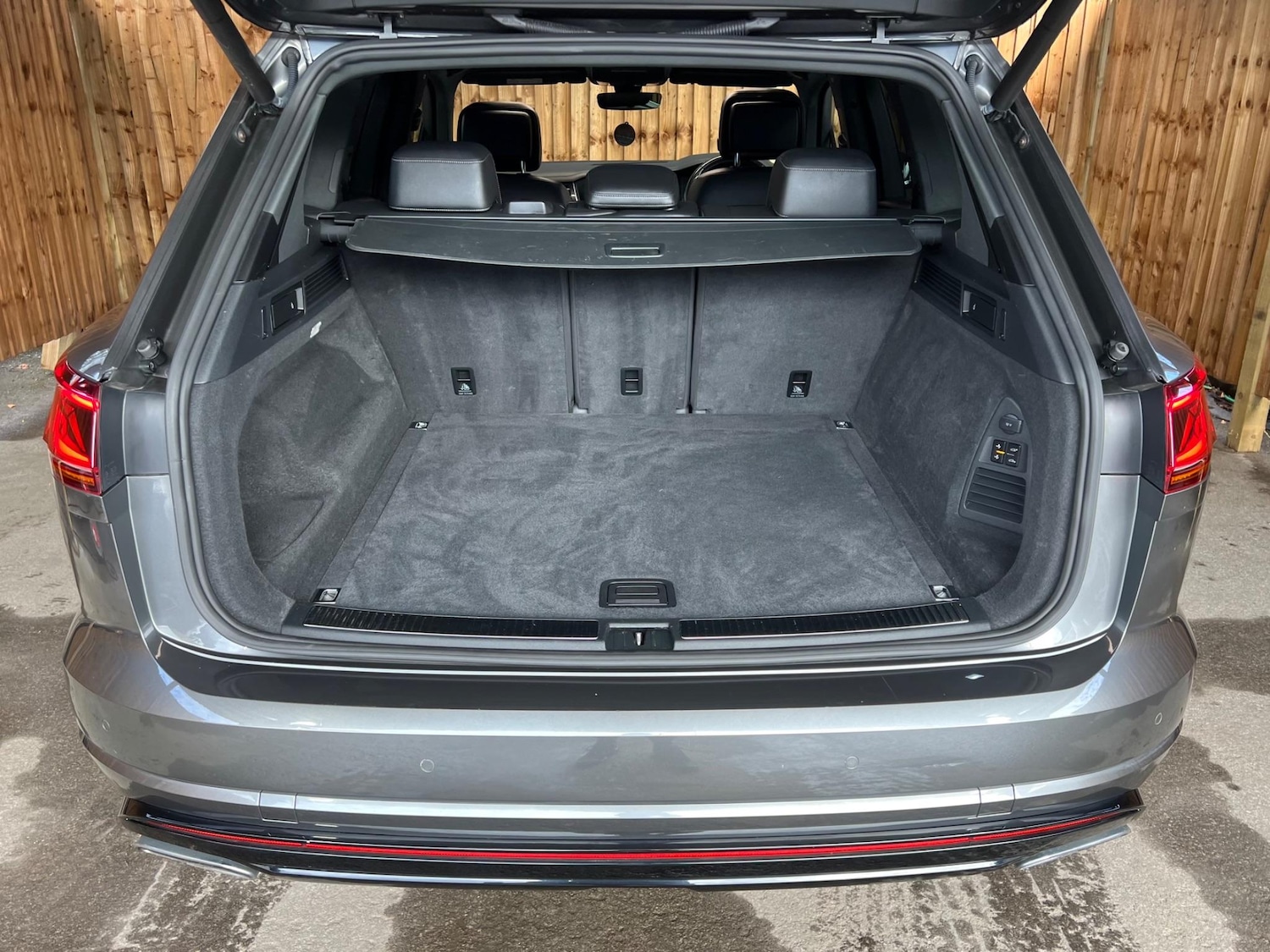 Used Volkswagen Touareg for sale - 76409472: Photo 15