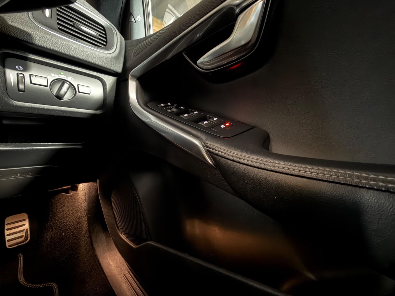 Used Volvo V40 2017 for sale - 77883508: Photo 32