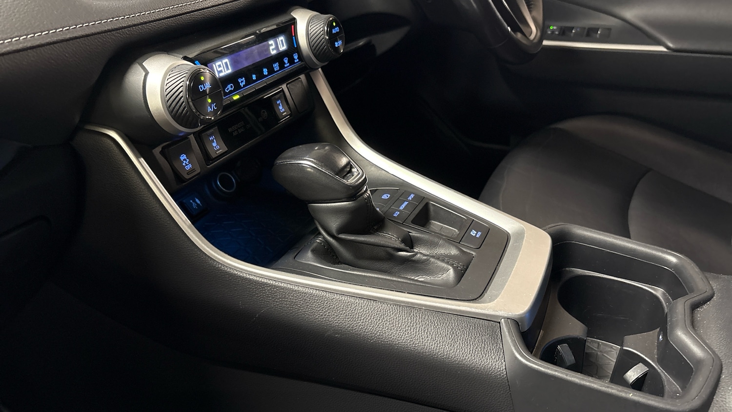 Used Toyota RAV4 2019 for sale - 76402302: Photo 13