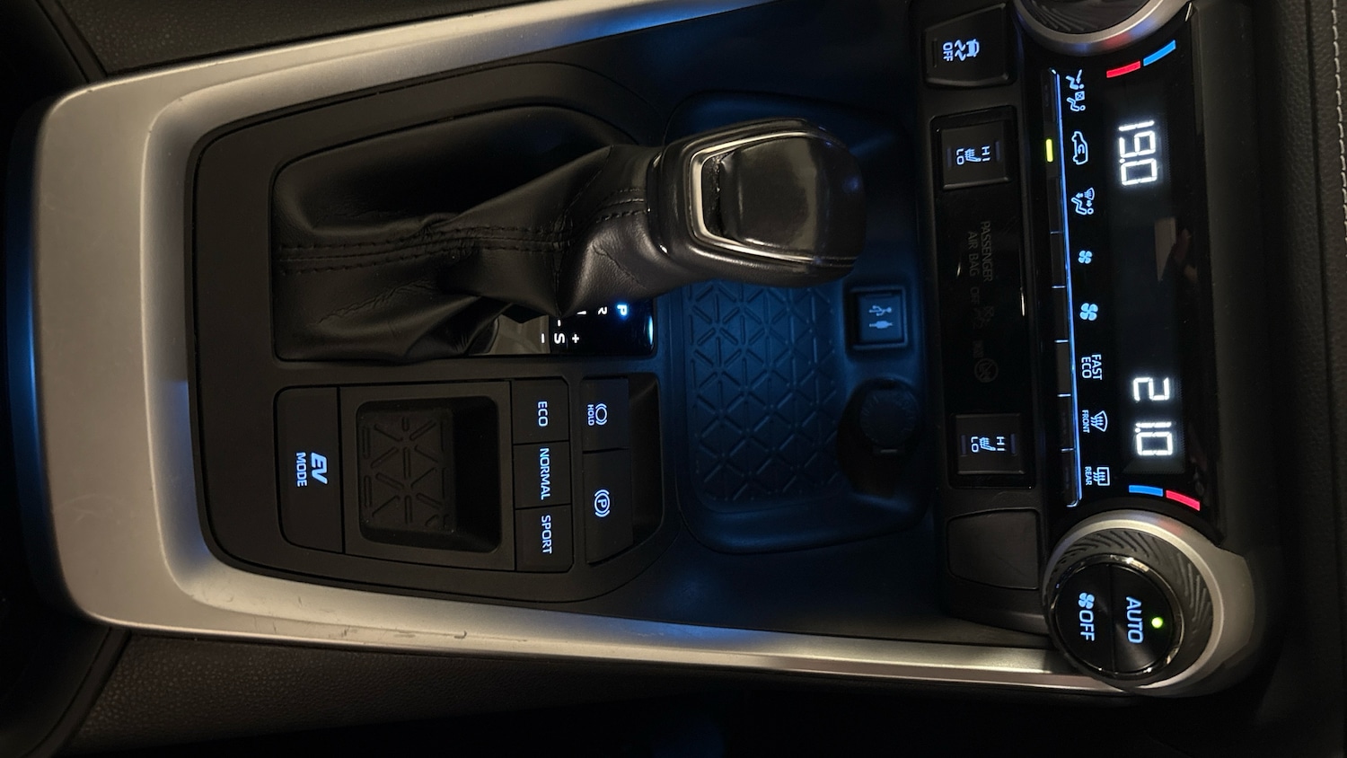 Used Toyota RAV4 2019 for sale - 76402302: Photo 44