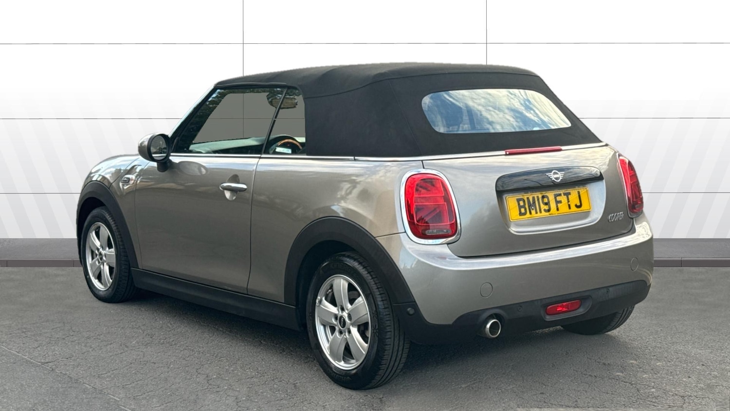 Used MINI Convertible 2019 for sale - 76784802: Photo 2