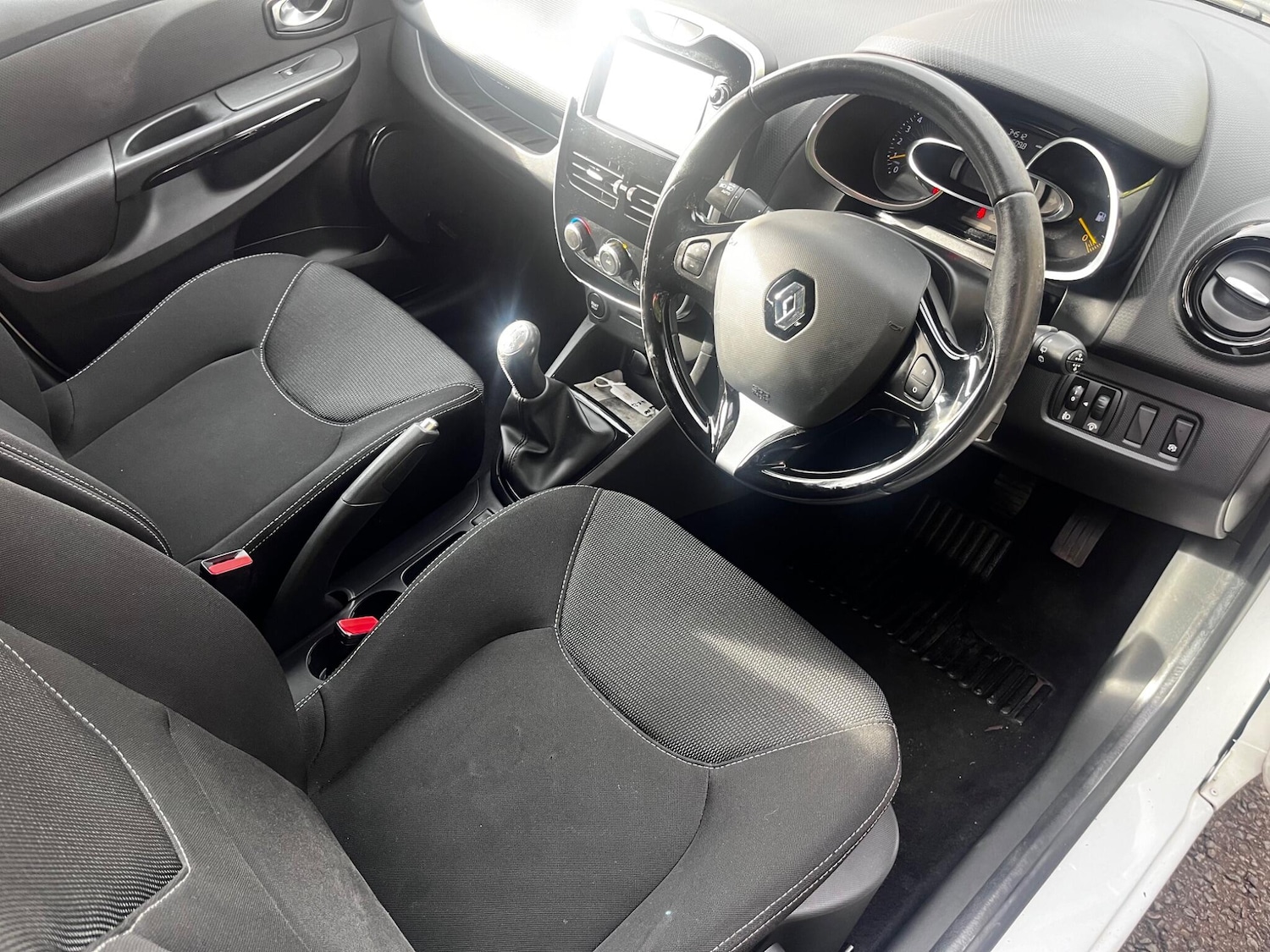 Used Renault Clio 2015 for sale - 76484621: Photo 14