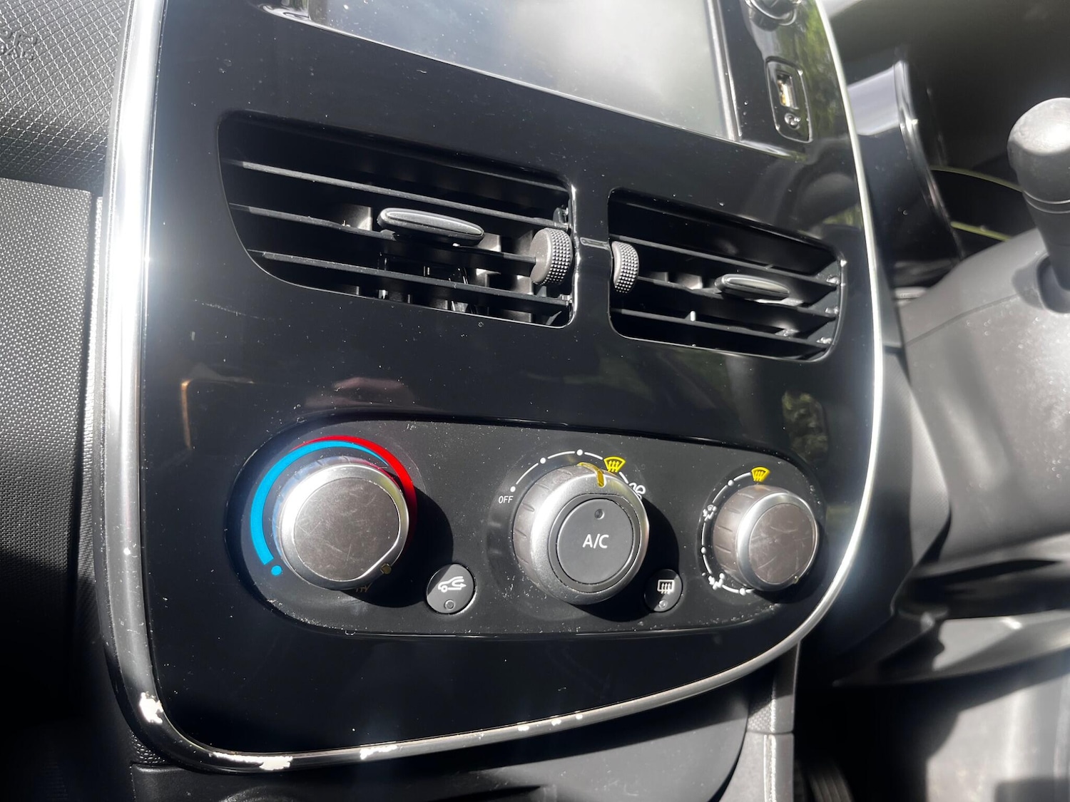 Used Renault Clio 2015 for sale - 76484621: Photo 19