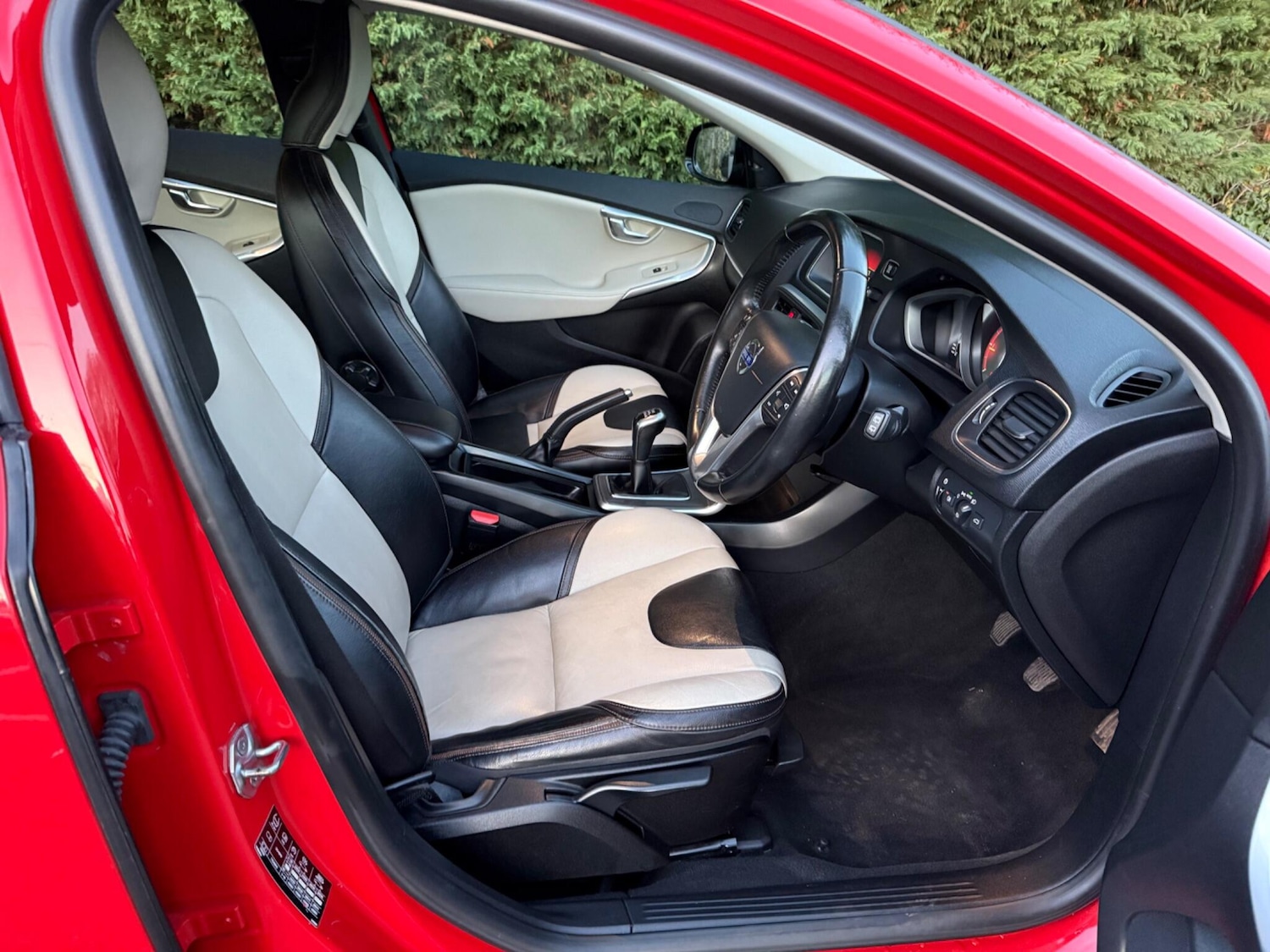 Used Volvo V40 2015 for sale - 76671667: Photo 11