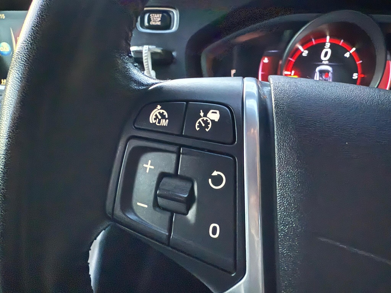 Used Volvo V40 2015 for sale - 76671667: Photo 14