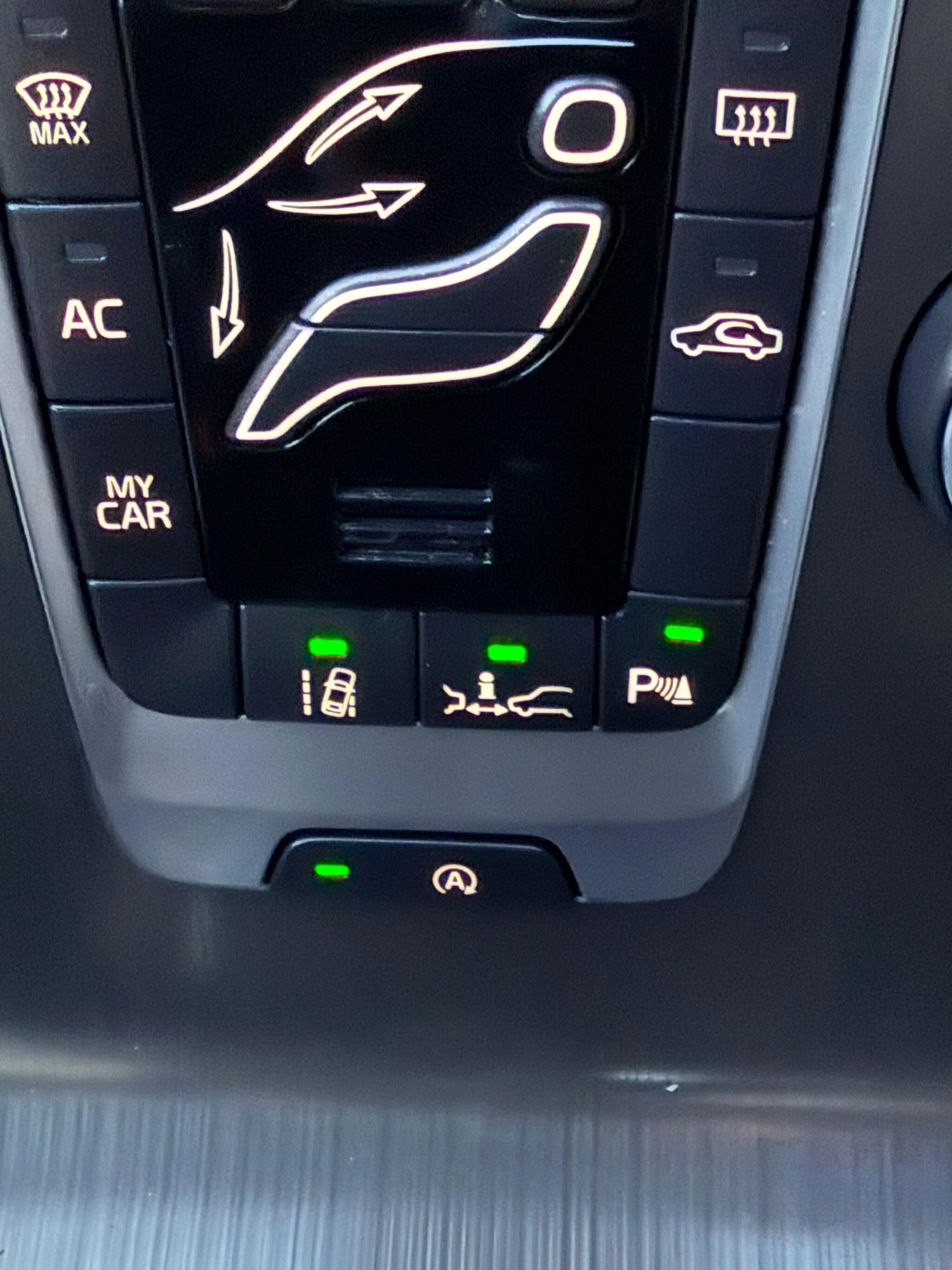 Used Volvo V40 2015 for sale - 76671667: Photo 17