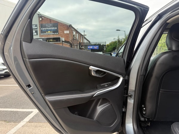 Used Volvo V40 Cross Country 2015 for sale - 76238696: Photo 17