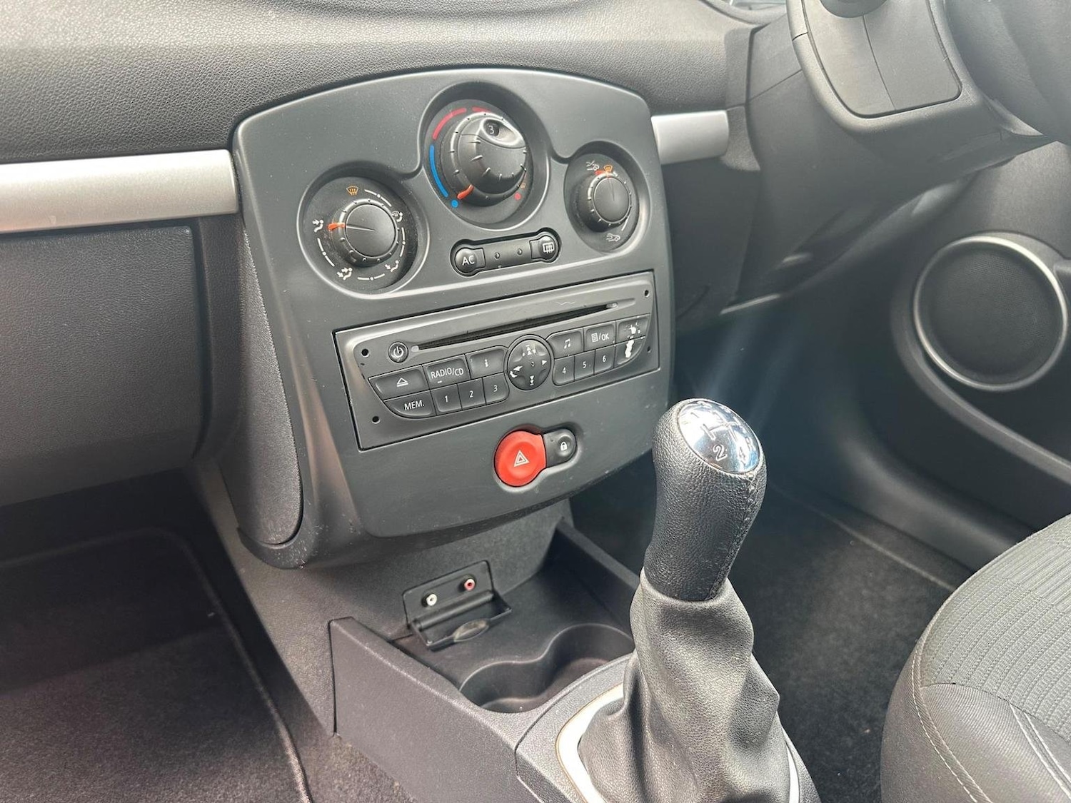 Used Renault Clio 2010 for sale - 76877449: Photo 25