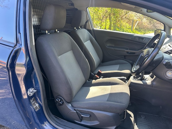 Used Ford Fiesta Van 2015 for sale - 74337101: Photo 10