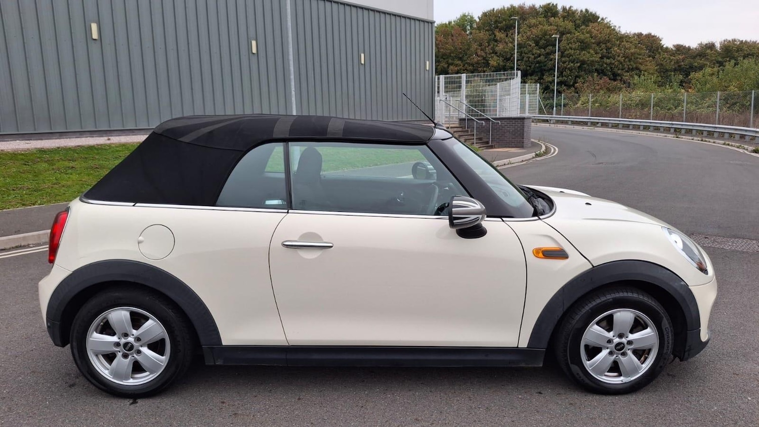 Used MINI Convertible 2016 for sale - 76865177: Photo 19